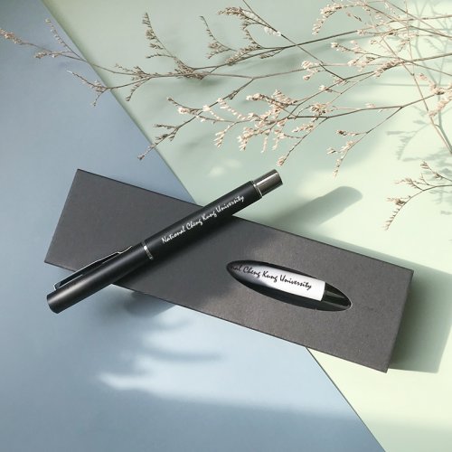 成大校名草寫輕巧原子筆_迷霧黑/珍珠白(手工盒需另加購)