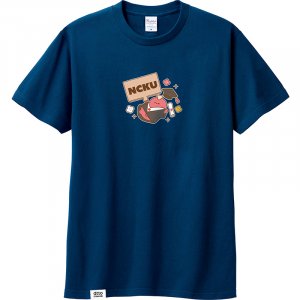 【少量現貨，售完不補】Colaz X dtto friends合作款_NCKU腸太郎畢業躺平純棉短T_靛藍