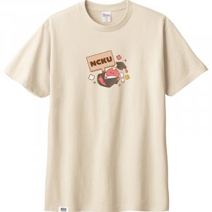 【最後五件，售完不補】Colaz X dtto friends合作款_NCKU腸太郎畢業躺平純棉短T_奶茶