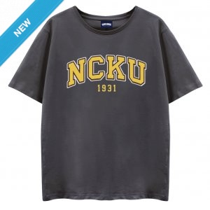【2025新品限量上市】NCKU立體電繡寬版短T_鐵灰