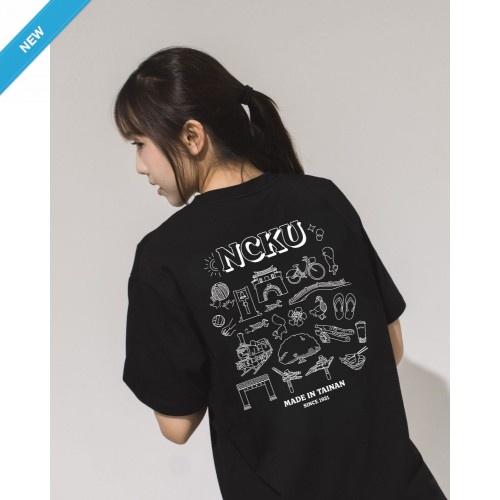 【2026新品上市】NCKU生活圖鑑插畫寬版短T_黑色 【2026新品上市】NCKU生活圖鑑插畫寬版短T_黑色