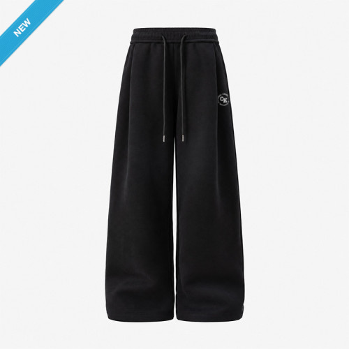 【新品登場!11/18陸續出貨】NCKU寬鬆打摺休閒長褲_經典黑 【新品登場!11/18陸續出貨】NCKU寬鬆打摺休閒長褲_經典黑