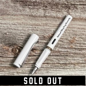 【已預購結束】手寫的溫度｜NCKU書寫英文校名 LAMY Safari 狩獵者系列 鋼筆_皇家白(已完售)