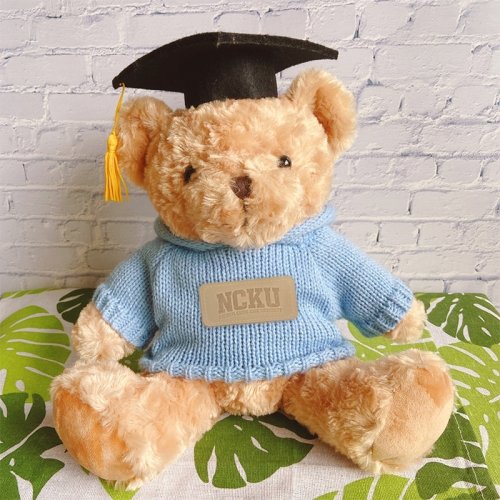 【畢業送禮，回憶滿分】NCKU皮標毛衣畢業小熊_嬰兒藍